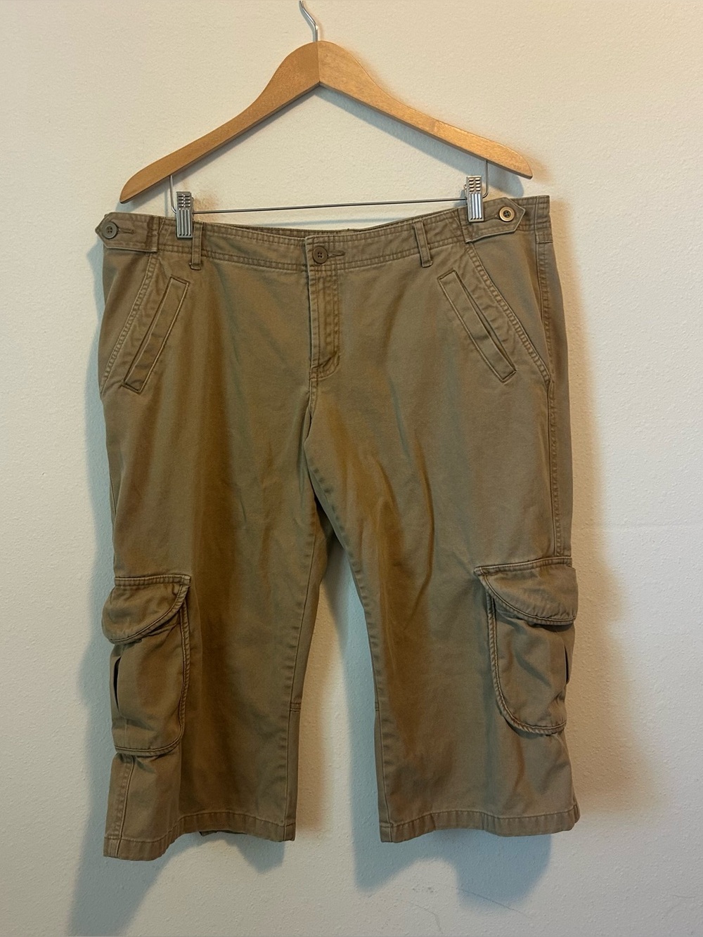 Vintage Old Navy Women’s 14 Khaki Embroidered Boho 100% Cotton Capri/Long Shorts